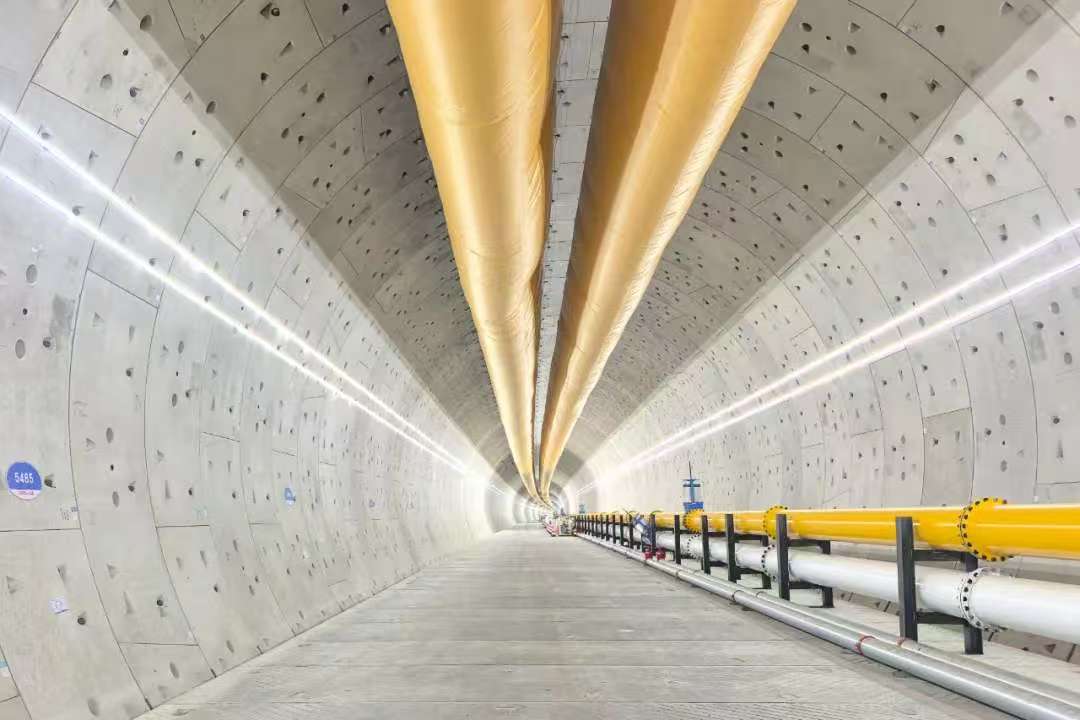 世界最大直徑高鐵盾構機“領航號”成功“上岸” 世界最大直徑高鐵盾構機“領航號”成功“上岸”