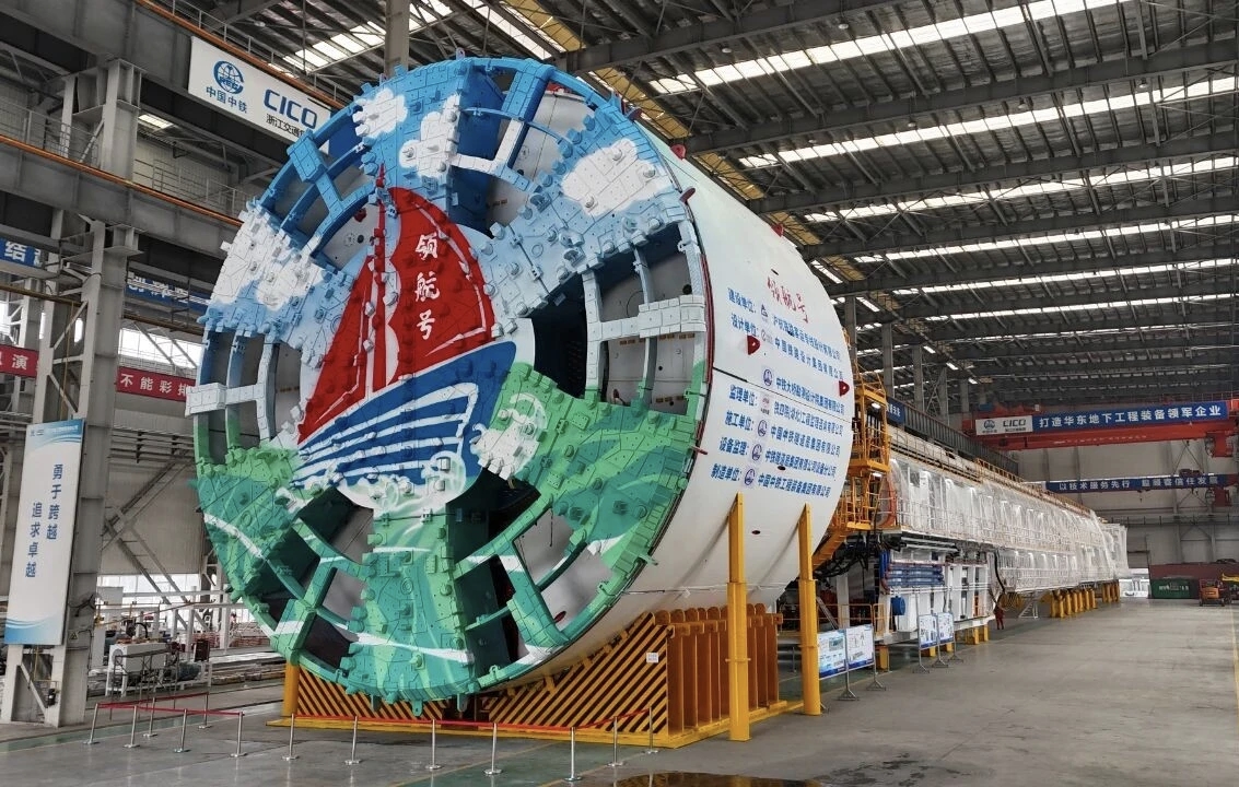 世界最大直徑高鐵盾構機“領航號”成功“上岸” 世界最大直徑高鐵盾構機“領航號”成功“上岸”