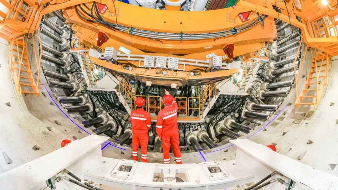 世界最大直徑高鐵盾構機“領航號”成功“上岸” 世界最大直徑高鐵盾構機“領航號”成功“上岸”