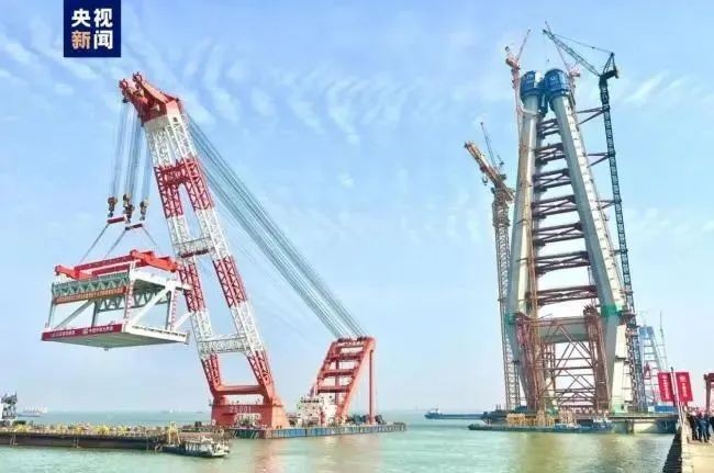 超級工程丨常泰長江大橋主航道橋首個大節段鋼梁順利吊裝