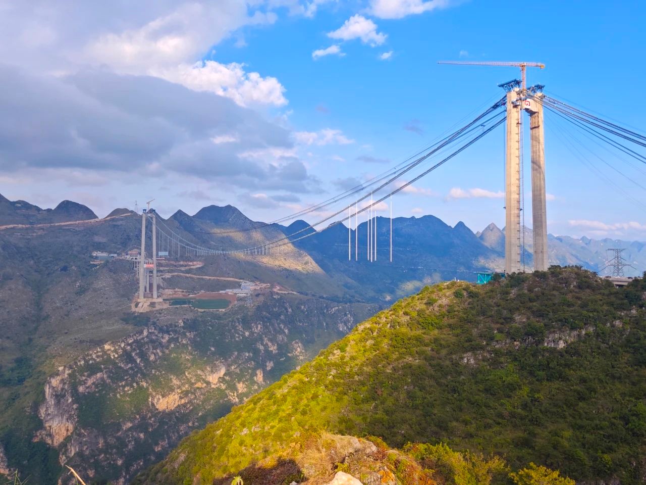 垂直高達625米！在建世界第一高橋成功首吊