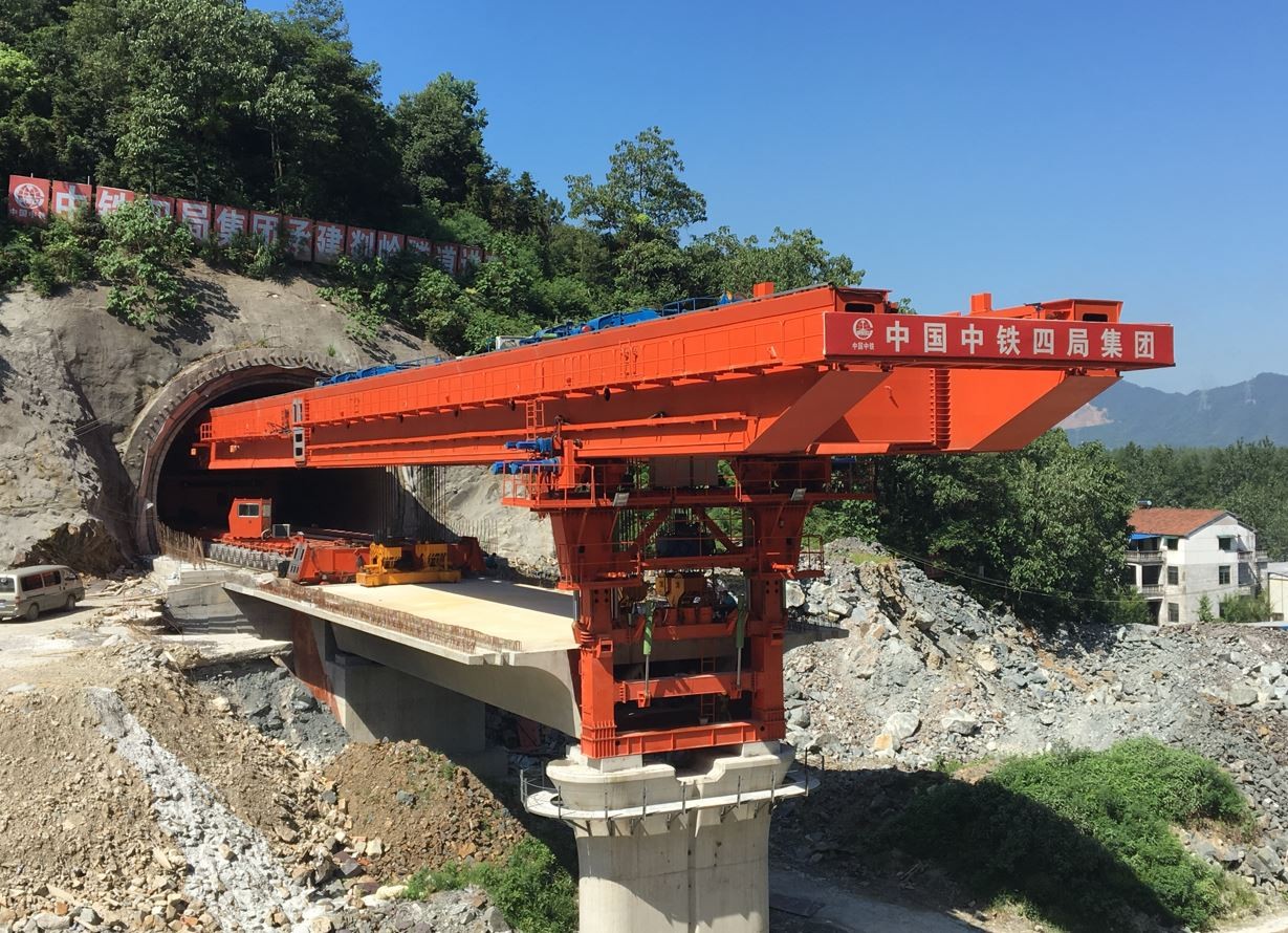 第三代過隧架橋機-900噸雙跨支撐過隧箱梁運架設備