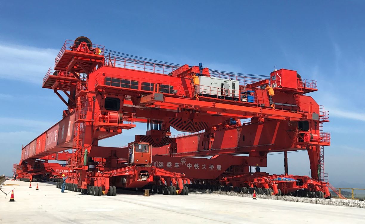 跨海大橋雙幅大噸位1300噸箱梁架運成套設備