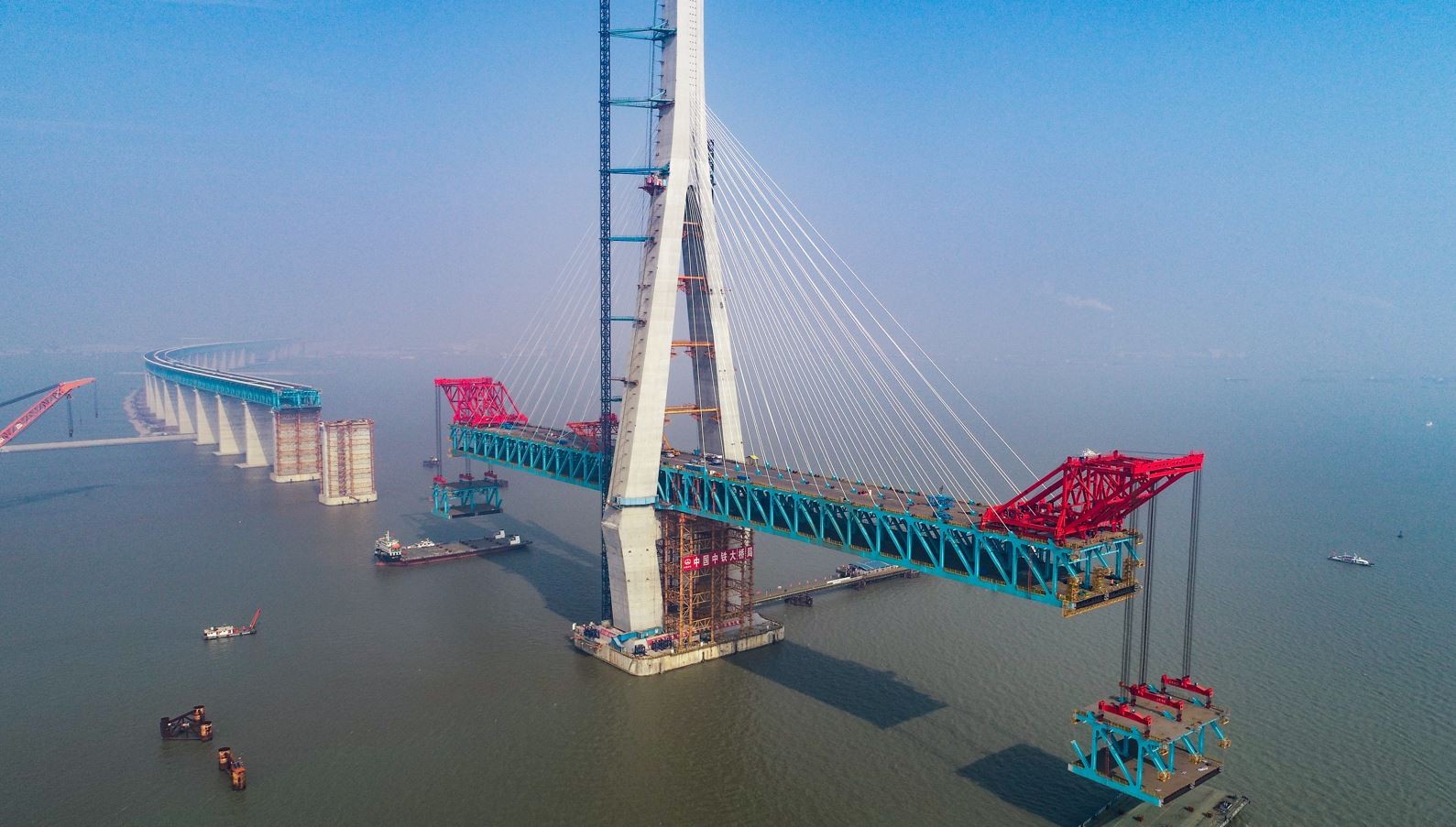 世界最大額定起重量的1800噸步履式架梁起重機