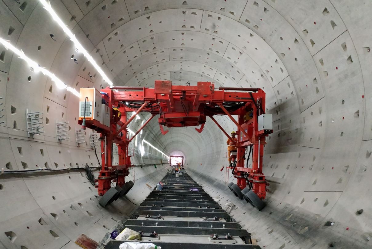 輪胎式地鐵門式鋪軌機