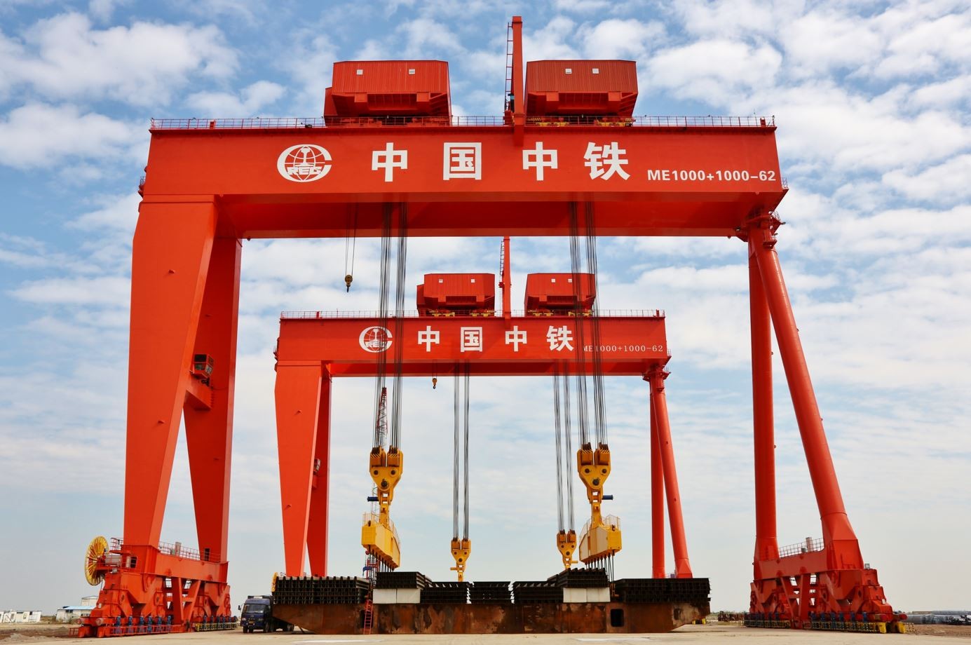 大節(jié)段鋼箱梁同步吊運裝船機