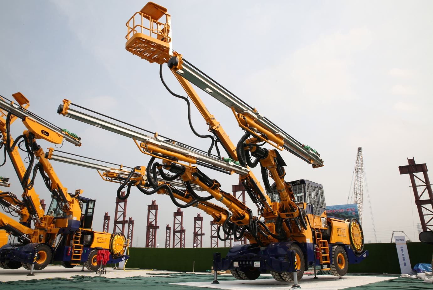 全液壓三臂鑿巖臺(tái)車(chē)