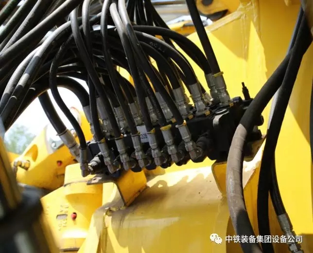 隧道施工神器———中鐵裝備三臂鑿巖臺車 隧道施工神器———中鐵裝備三臂鑿巖臺車