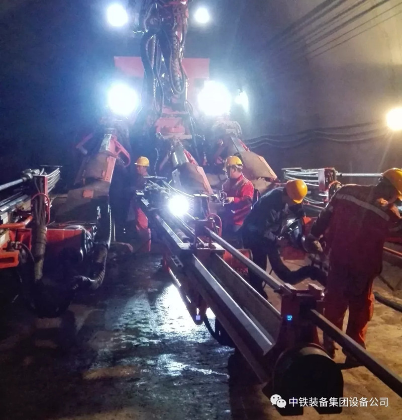 隧道施工神器———中鐵裝備三臂鑿巖臺車 隧道施工神器———中鐵裝備三臂鑿巖臺車