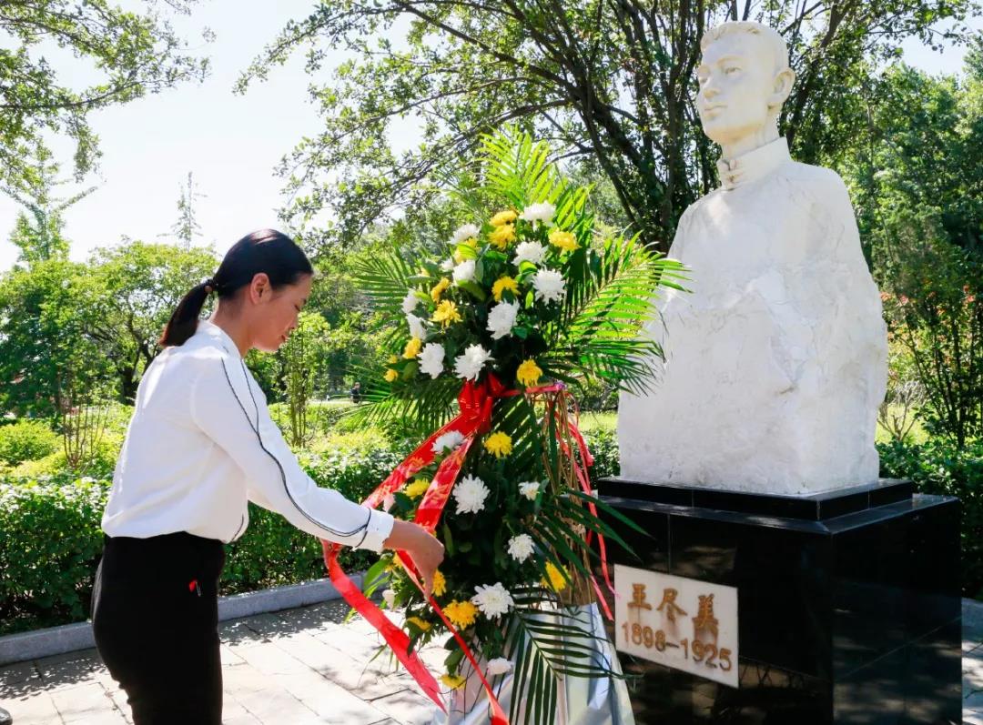 從黨的一大代表王盡美到黨的十九大代表王中美,中鐵工業人這樣傳承初心 從黨的一大代表王盡美到黨的十九大代表王中美,中鐵工業人這樣傳承初心