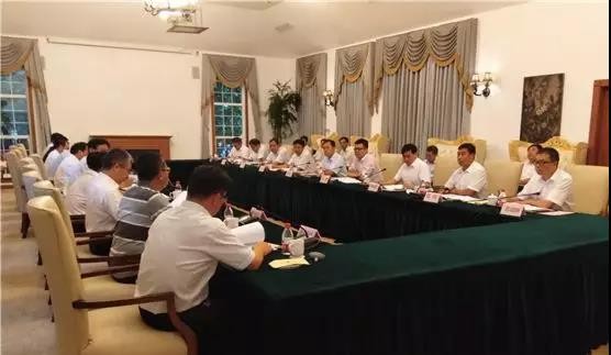 中鐵工業(yè)黨委書記、董事長易鐵軍與徐州市委書記周鐵根、市長莊兆林舉行會談