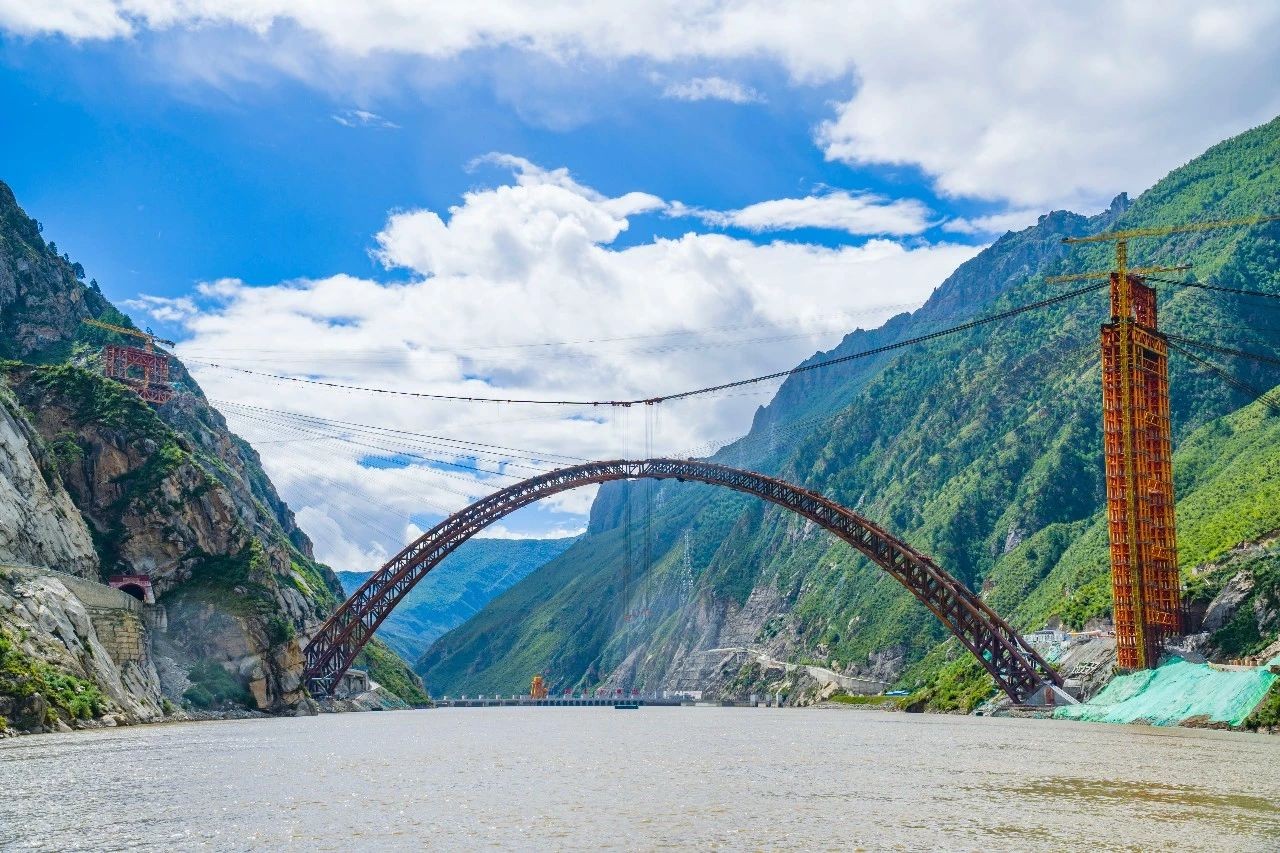 中鐵寶橋參建的國內(nèi)首座免涂裝耐候鐵路鋼橋順利合龍