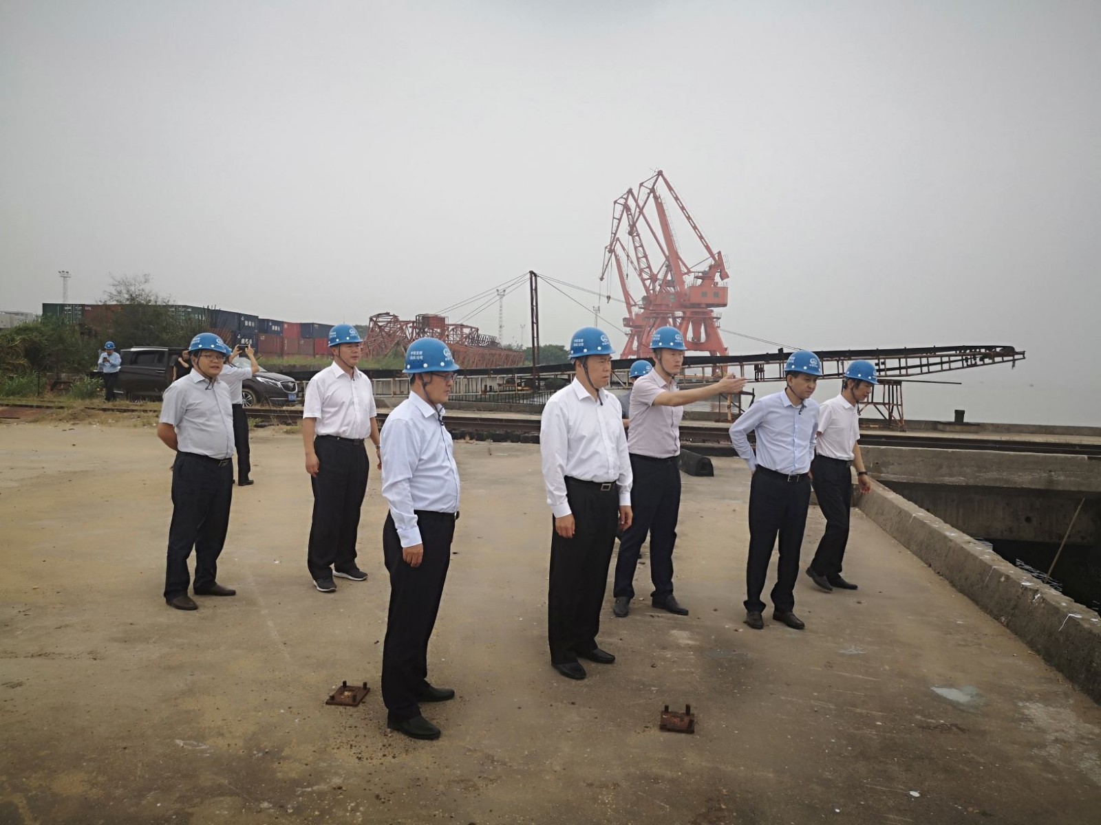 公司黨委書記、董事長易鐵軍調研寶橋汕頭公司