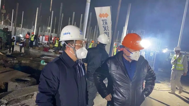 黨旗飄揚在戰“疫”最前線！23小時完成火神山醫院19榀鋼桁架拼裝