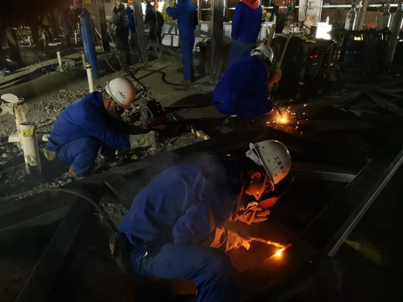 黨旗飄揚在戰“疫”最前線！23小時完成火神山醫院19榀鋼桁架拼裝