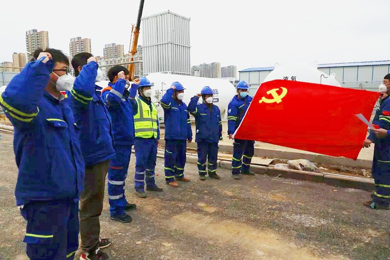 火線(xiàn)入黨，讓鮮紅黨旗飄揚(yáng)在戰(zhàn)“疫”一線(xiàn)！