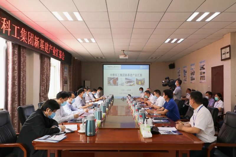 湖北省副省長(zhǎng)曹廣晶一行試乘“新時(shí)代號(hào)”空軌 湖北省副省長(zhǎng)曹廣晶一行試乘“新時(shí)代號(hào)”空軌