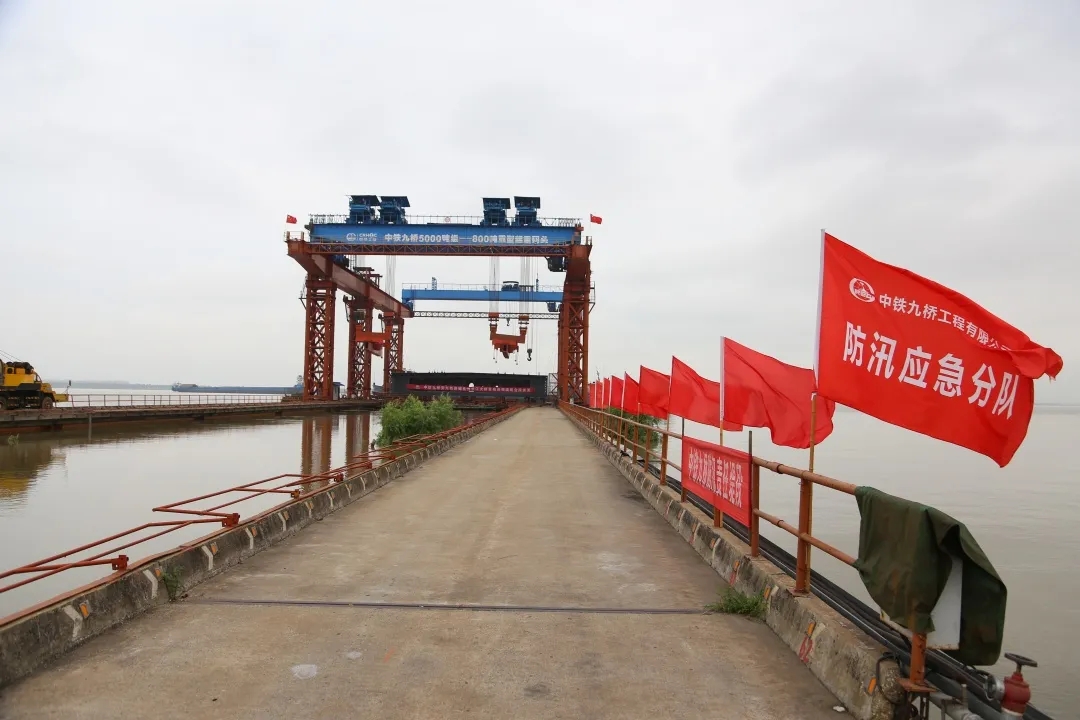 落實防汛應急Ⅰ級響應，中鐵九橋奮戰長江堤防最前沿