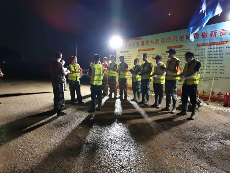 中鐵科工防汛突擊隊：洪水不退，我們不睡！
