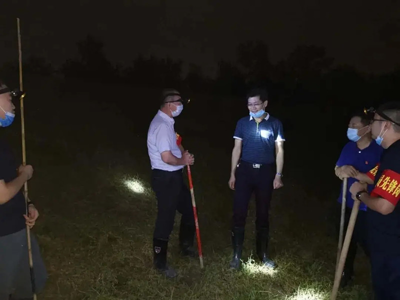 中鐵科工防汛突擊隊：洪水不退，我們不睡！